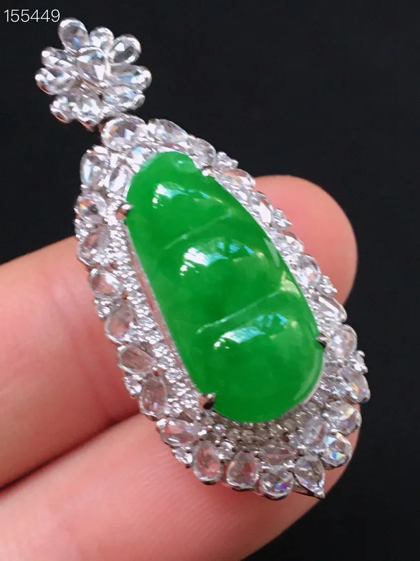 冰种阳绿福豆吊坠、真金真钻镶嵌，种水好，玉质细腻 .裸石尺寸 29.9*9.8