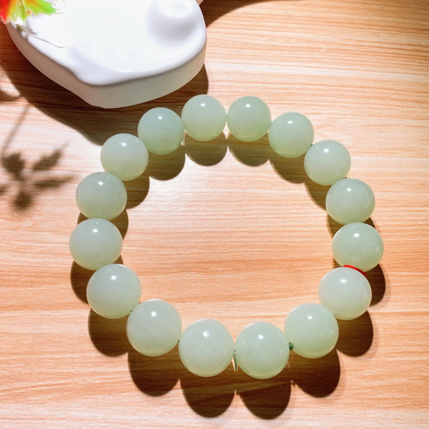 和田玉俄翠翠青圆珠手串。尺寸14重68克 玉质细腻油润 底色纯净 脂粉好，品质好！lt250807