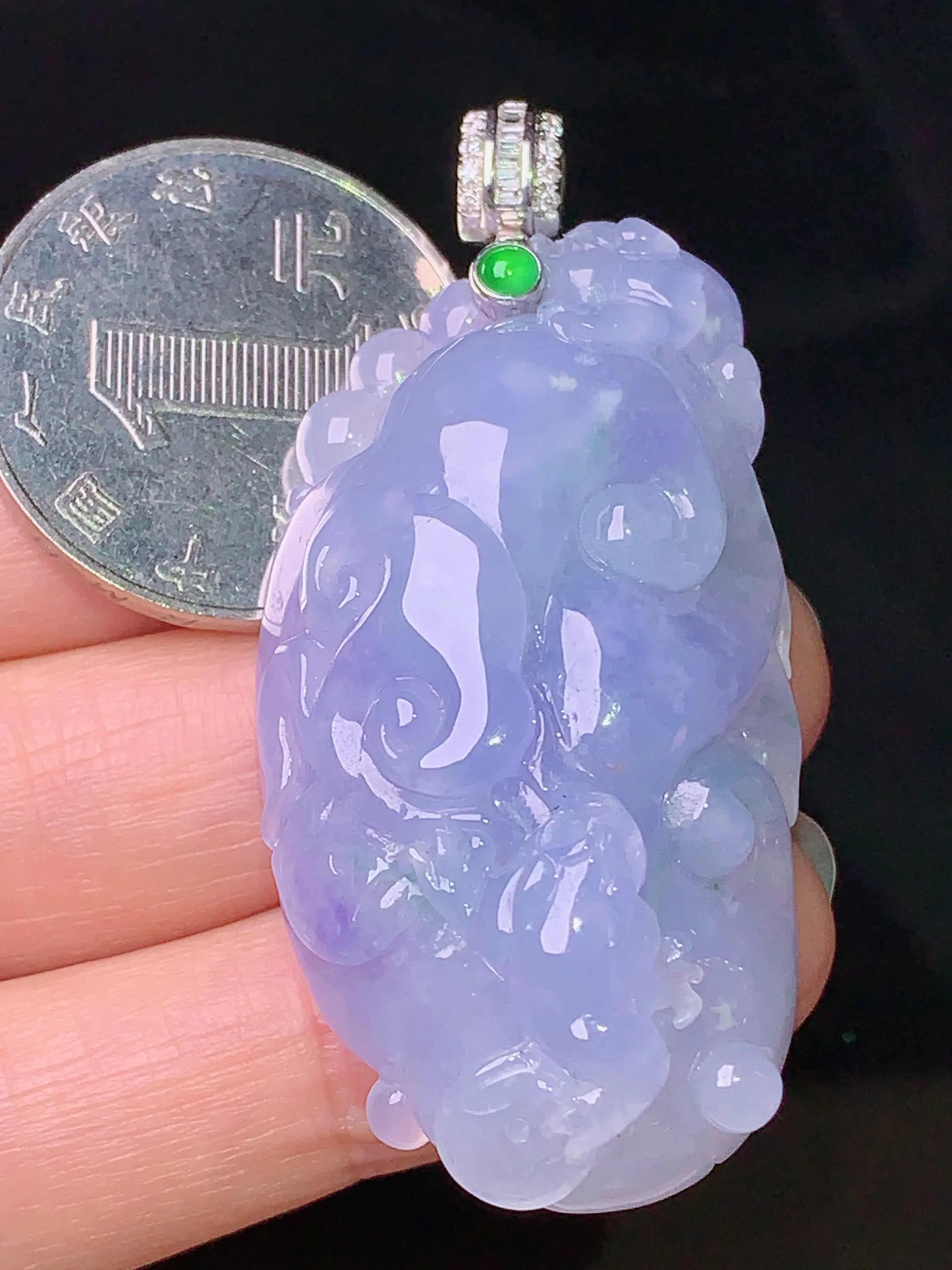 18k金钻镶嵌紫罗兰如意吊坠 玉质细腻 水润亮眼  整体尺寸43.5*24.5*12.5