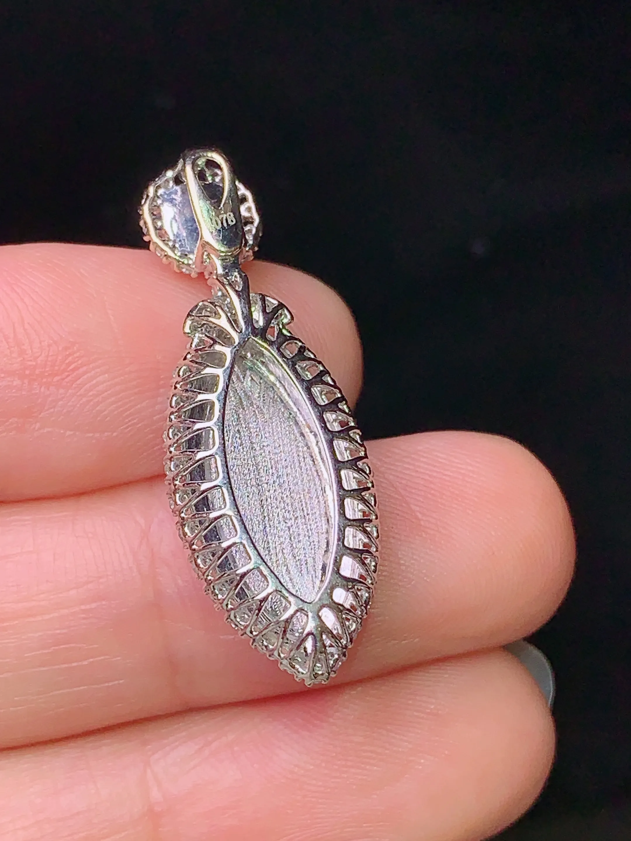 18k金钻镶嵌满绿马眼吊坠 玉质细腻 水润亮眼  整体尺寸31*11.2*7