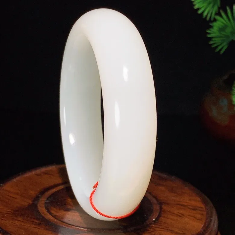 54.5圈口 新疆和田玉白玉羊脂白手镯   羊脂白玉宽版手镯。圈口54.5条宽16厚10重82.2克，白度一级。无裂无杂无结构 玉质细腻油润 底色纯净 脂粉好。结构好。品质好！lt251027