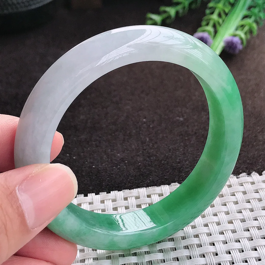 自然光54/12.4/8.7老坑精美冰润飘绿手镯宽边翡翠玉镯手环