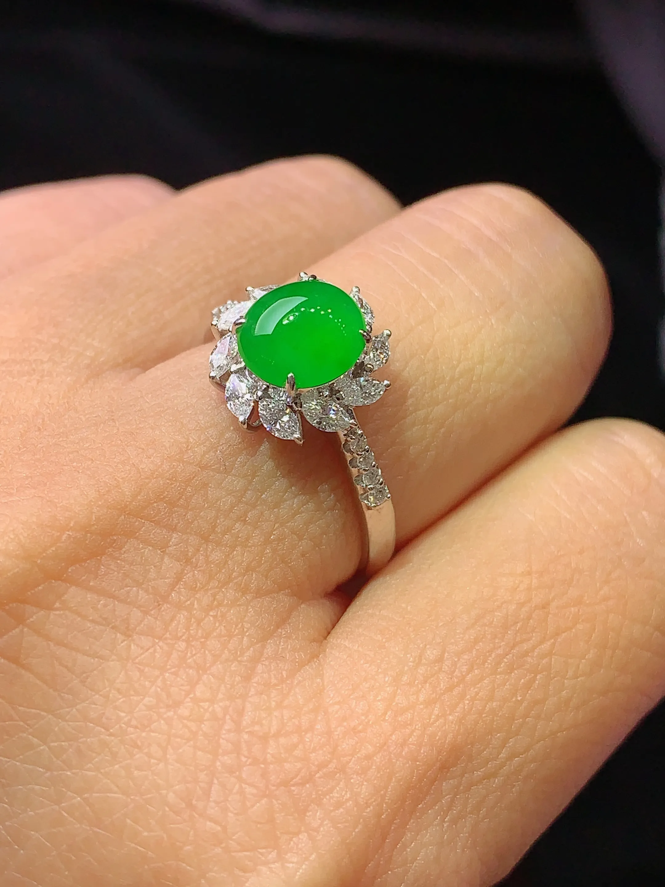 18k金钻镶嵌翠绿蛋面戒指 玉质细腻 水润亮眼 色泽艳丽 圈15.5 整体尺寸12*7.5