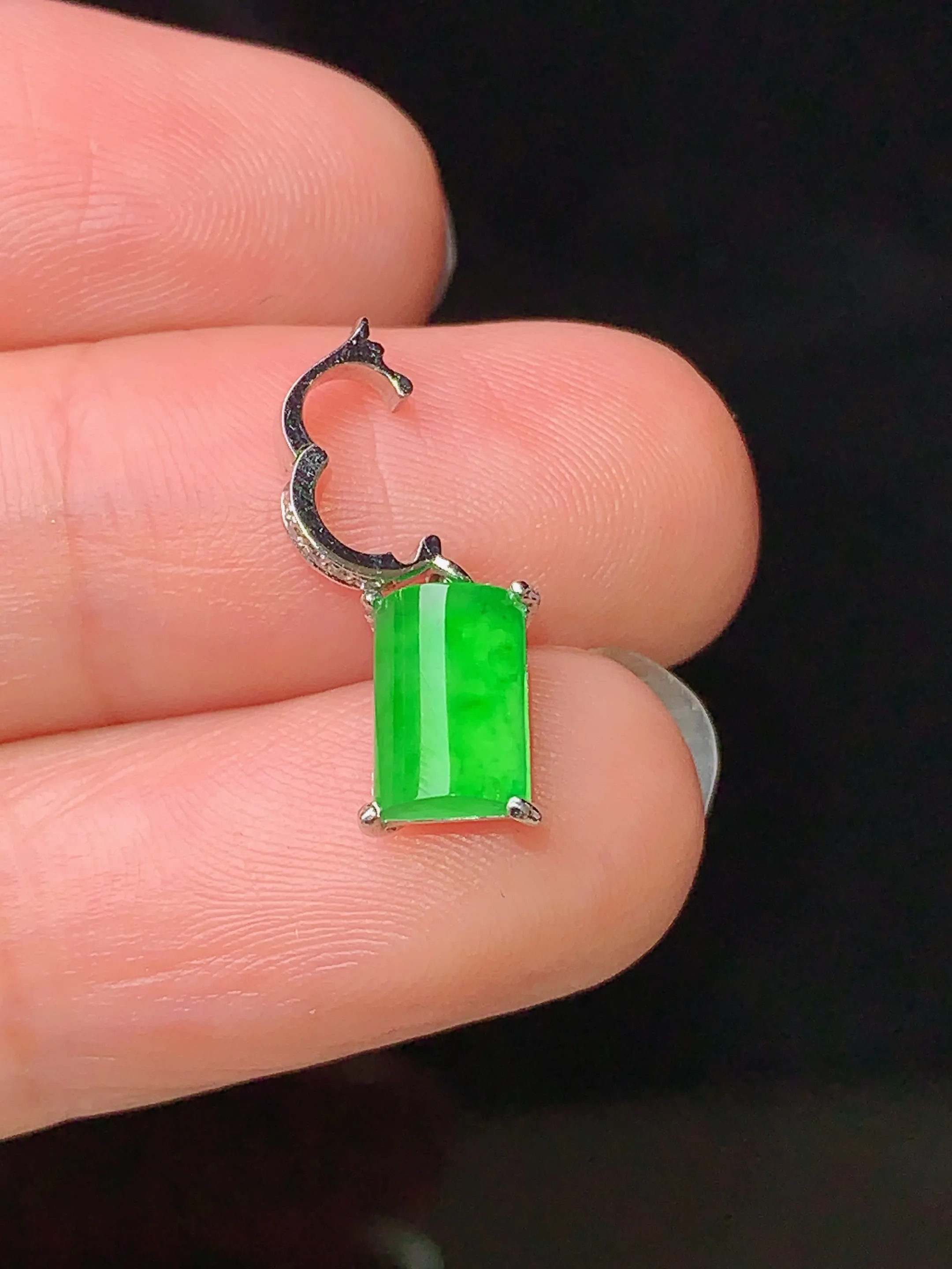 18k金钻镶嵌满绿蛋面吊坠两用款 玉质细腻 水润亮眼 色泽艳丽 整体尺寸66.8*8.5*5.7