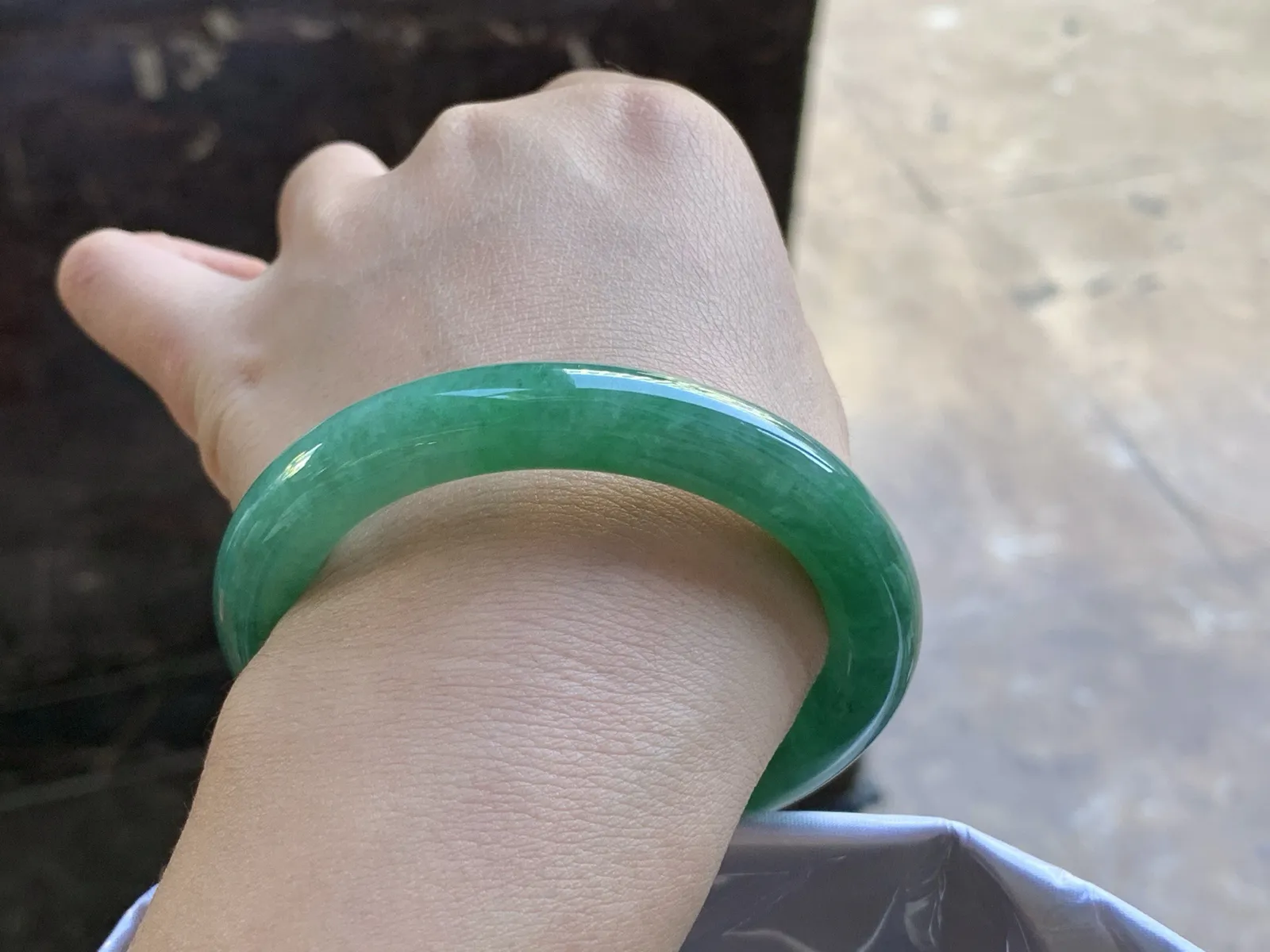 53-10

浓绿色圆条手镯^_^颜色鲜艳 玉质温润
