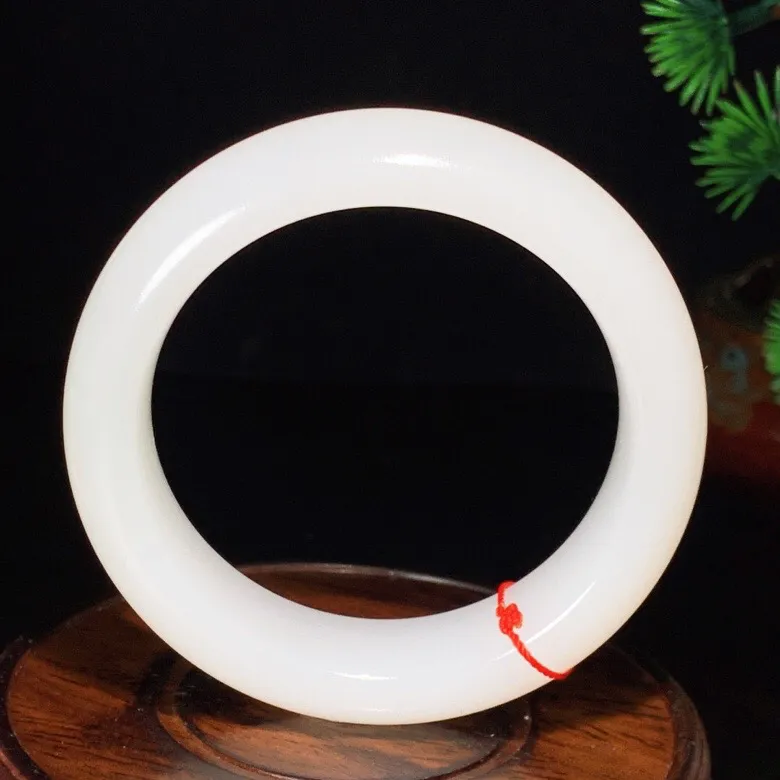 54.5圈口 新疆和田玉白玉羊脂白手镯   羊脂白玉宽版手镯。圈口54.5条宽16厚10重82.2克，白度一级。无裂无杂无结构 玉质细腻油润 底色纯净 脂粉好。结构好。品质好！lt251027