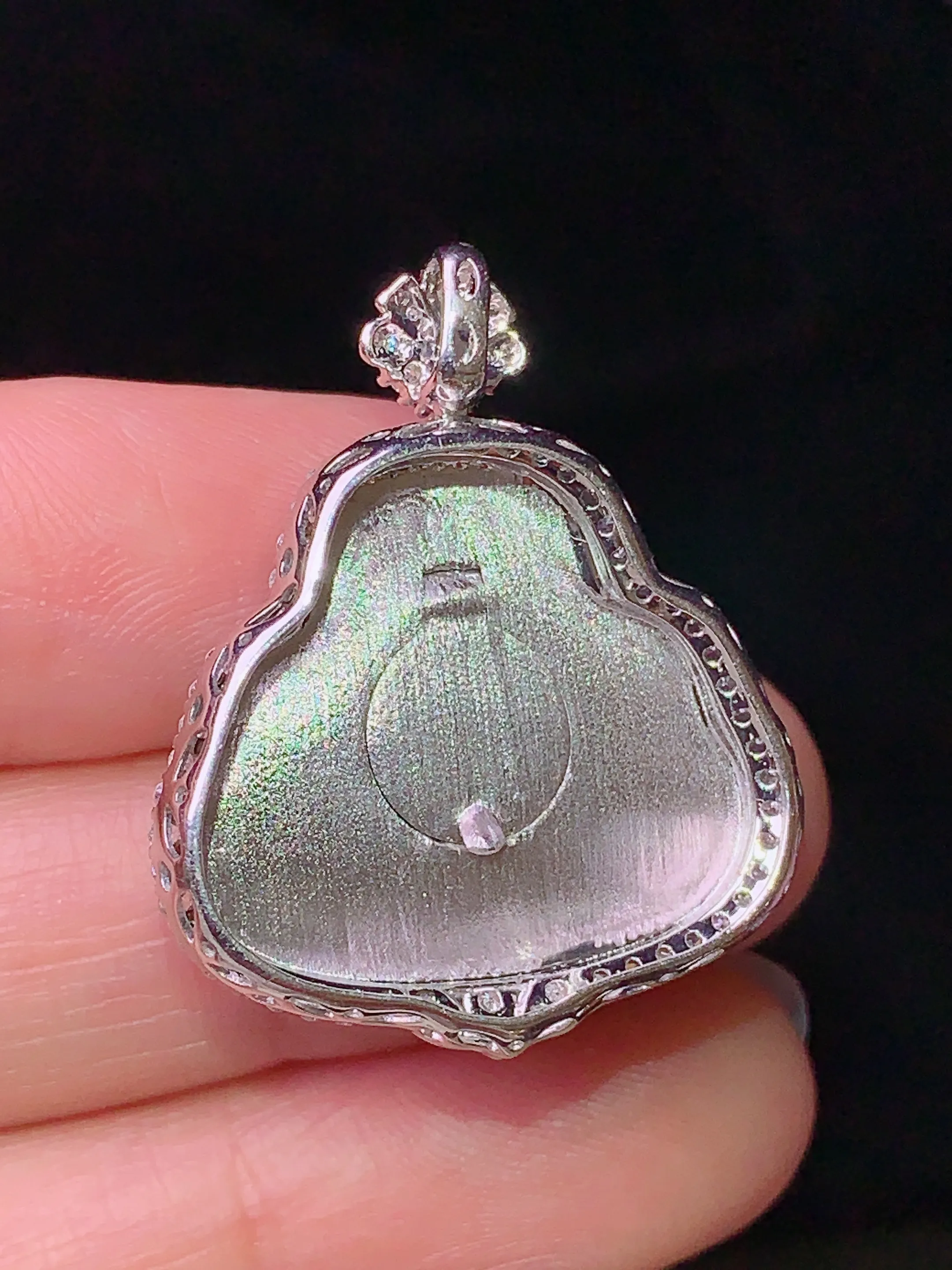 18k金钻镶嵌翠绿佛公吊坠 玉质细腻 水润亮眼 色泽艳丽 整体尺寸29.3*24*9