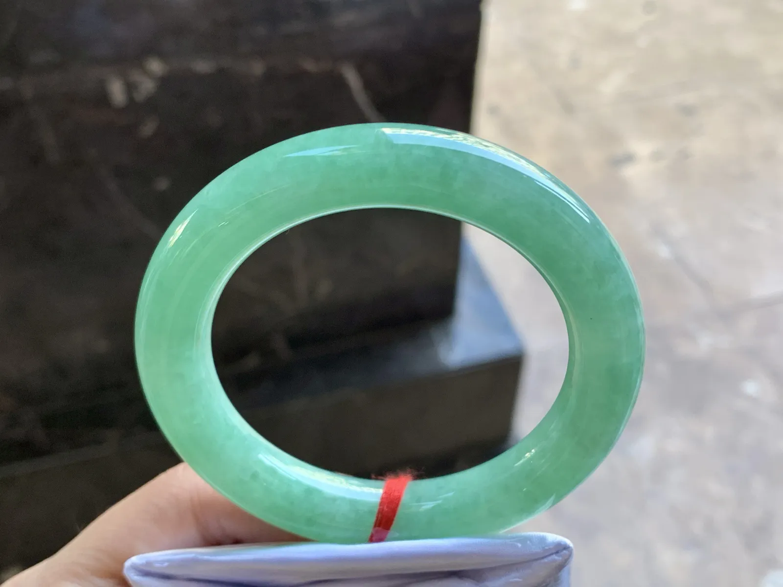 57-11.7

阳绿色圆条手镯^_^色阳 玉质温润