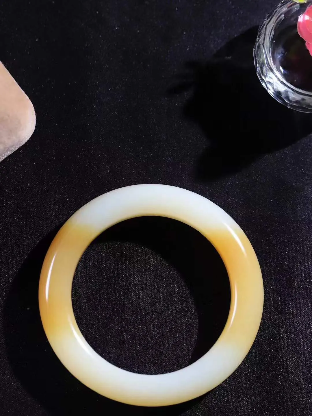 【腕间柔情.手镯】   

收藏级️和田玉糖白玉手镯 玉质温润细腻 油性十足 古朴秀雅 轻抚岁月的栏杆软香温玉，腕间玉镯轻轻晃动，令人情动心间，撷一缕月末的芬芳，把心思铺陈，时光静美，惟有你最温柔。重61.8克   尺寸51.5-12.7-10.2mm  461042800T