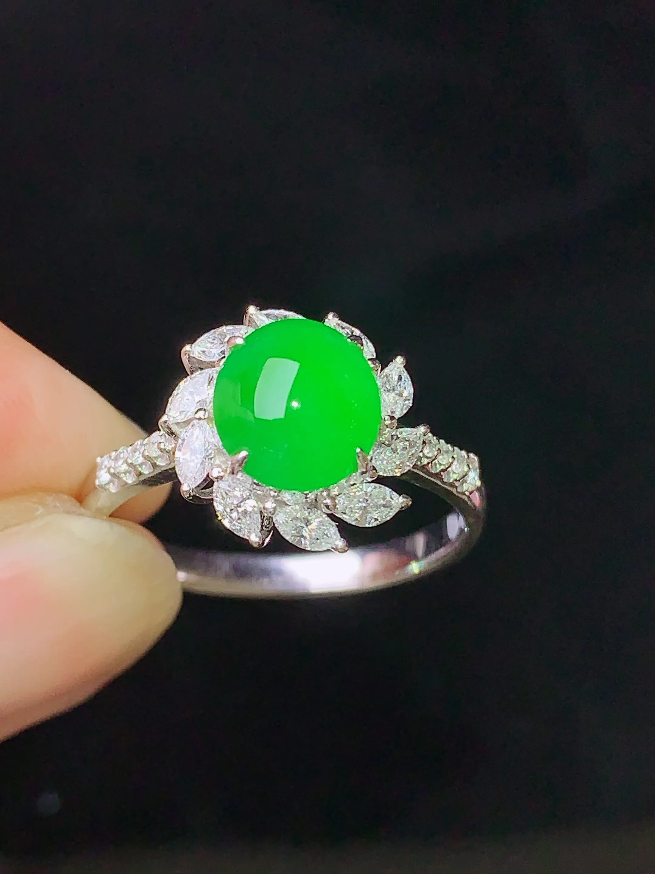 18k金钻镶嵌翠绿蛋面戒指 玉质细腻 水润亮眼 色泽艳丽 圈15.5 整体尺寸12*7.5