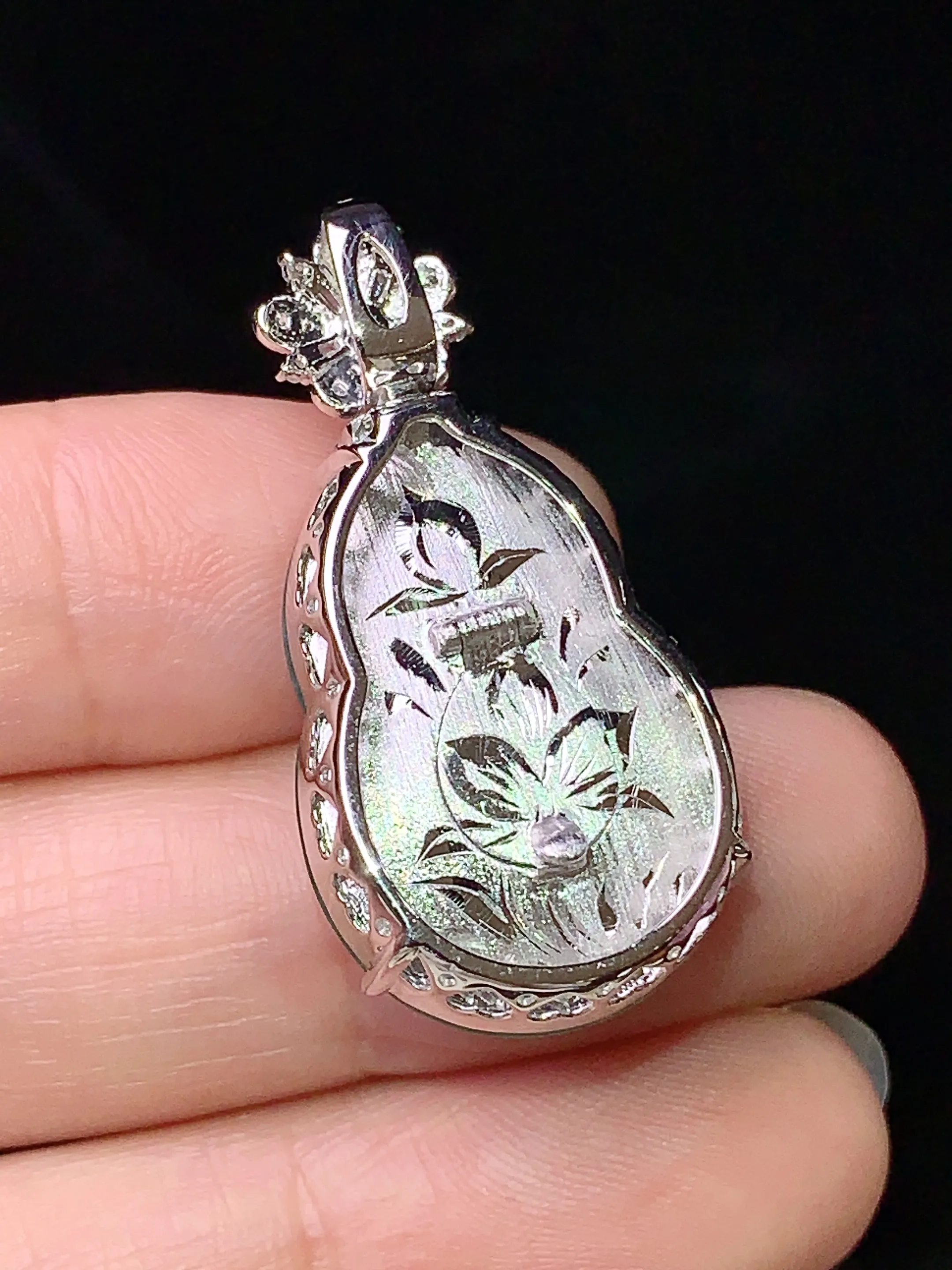 18k金钻镶嵌翠绿葫芦吊坠 玉质细腻 水润亮眼 色泽艳丽 整体尺寸32.2*16.2*9.8