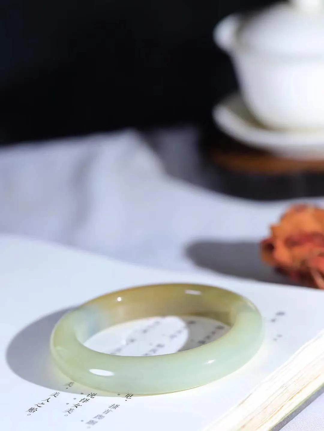 （柔情似水.手镯）

精品和田玉三色手镯，玉质温润细腻，镯型饱满圆润，优雅知性，姽婳于幽静兮，又婆娑乎人间，经典款型，古朴典雅。极具灵性，腕间风情，风姿卓越。 重64克    内径55mm 尺寸12.4-10.2mm   781042841T