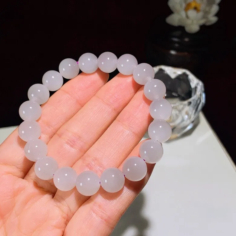 和田玉紫罗兰圆珠手串 。尺寸10重28克 玉质细腻油润  冰透水润  脂粉好，品质好。lt251025