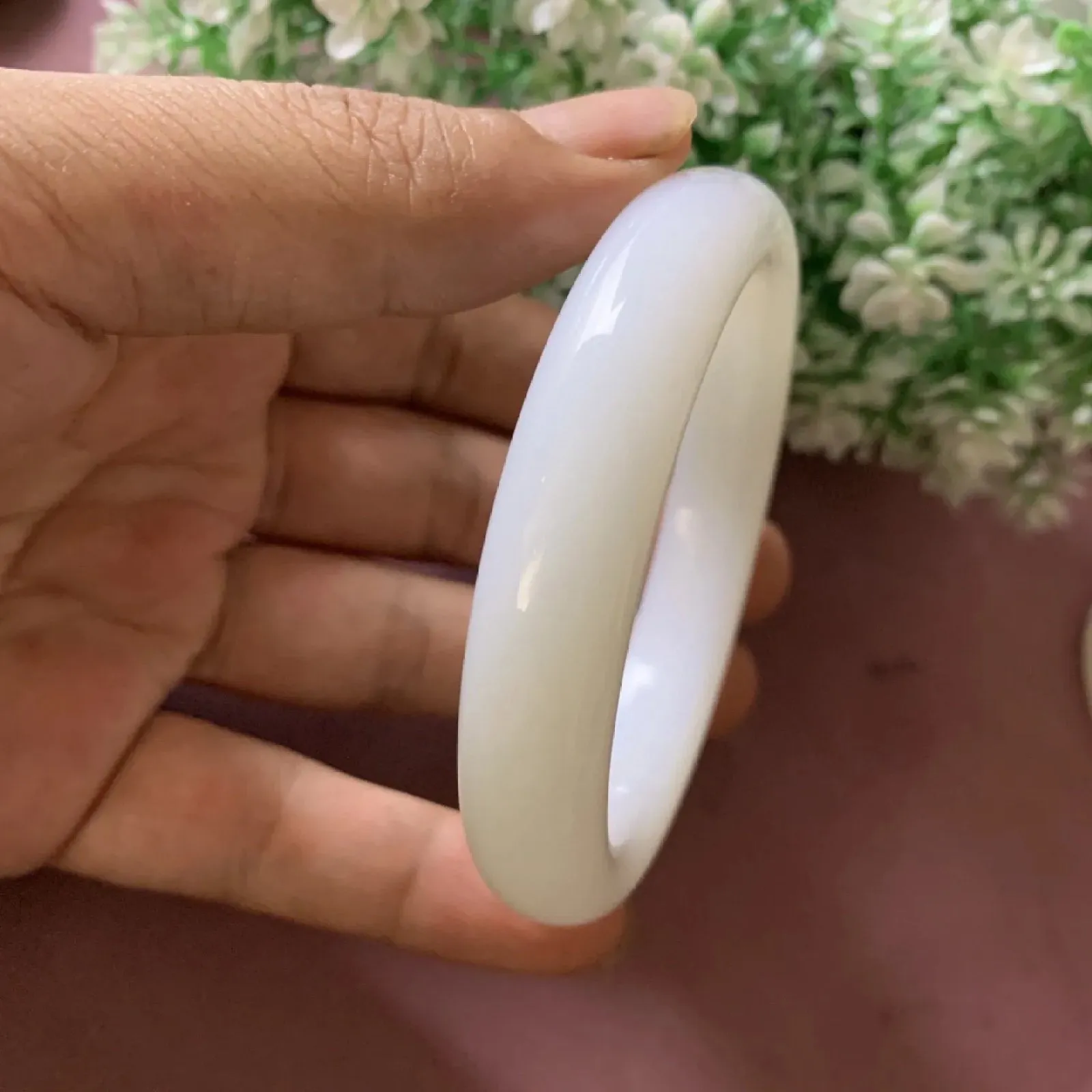 和田玉57.5圈口羊脂白手镯，玉质特细腻油润，高脂粉，高品质，萦绕腕间时，古韵不失时尚，素雅不失品味