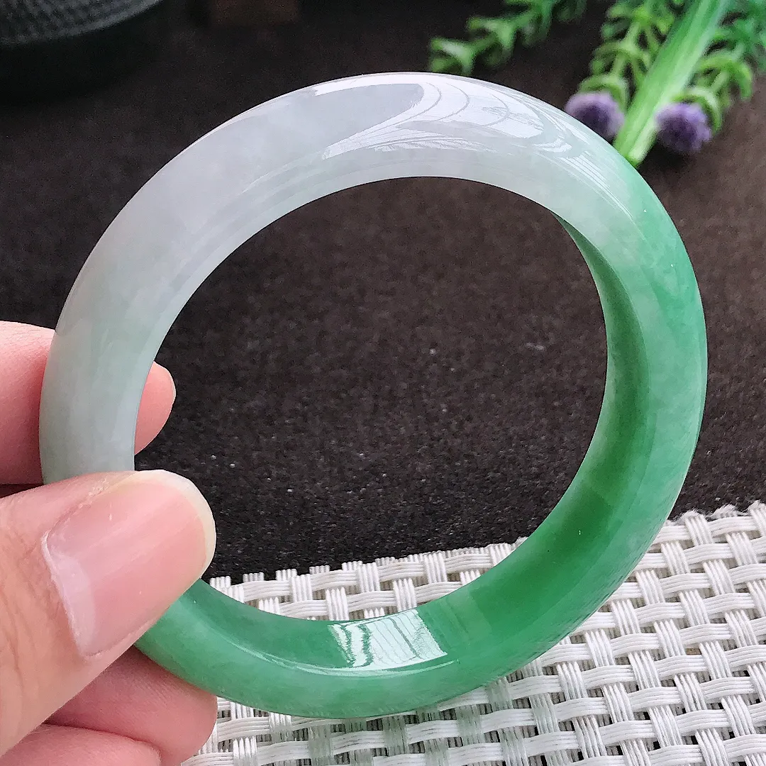 自然光54/12.4/8.7老坑精美冰润飘绿手镯宽边翡翠玉镯手环