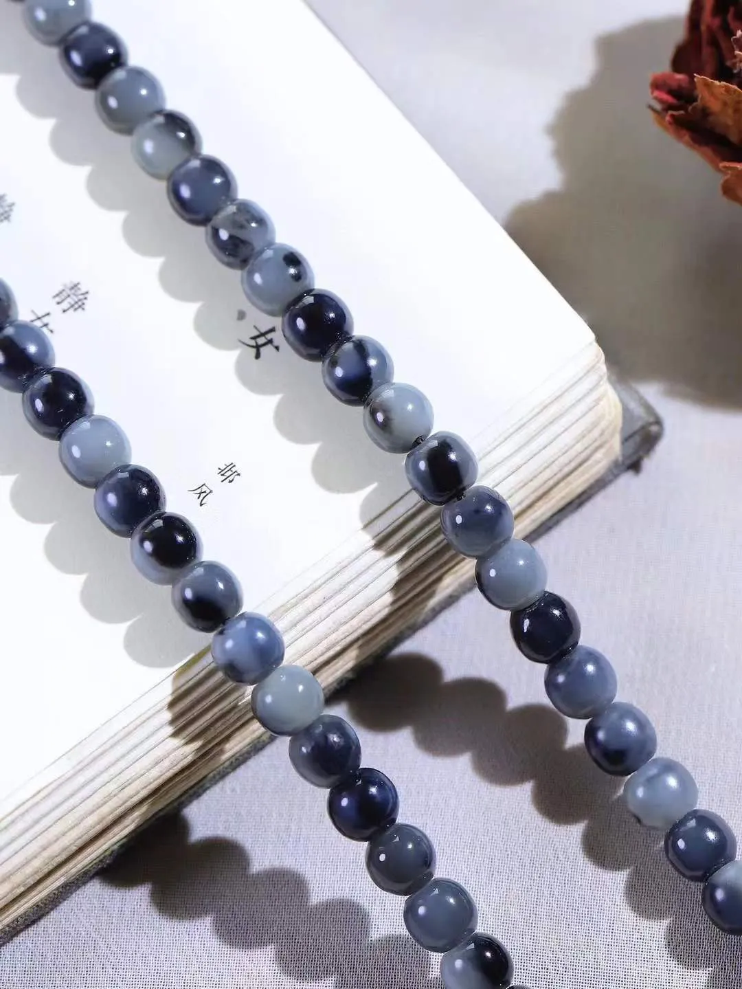 【籽.链.108】

新疆和田青花籽料老型珠108挂链 玉质温润细腻 油性十足 佩戴舒适。珠珠落玉盘，间关莺语花底滑，一生美好时光，无论身在何处，都有它相伴相守。事事顺遂，幸福美满，吉祥如意。重64.2克 尺寸取一6-7mm FDT-781002893