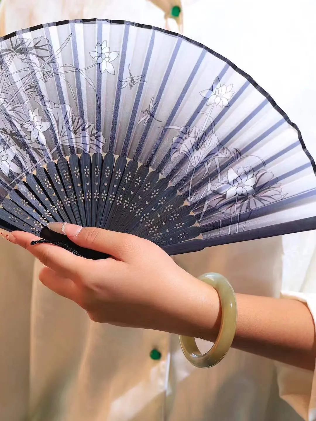 （柔情似水.手镯）

精品和田玉三色手镯，玉质温润细腻，镯型饱满圆润，优雅知性，姽婳于幽静兮，又婆