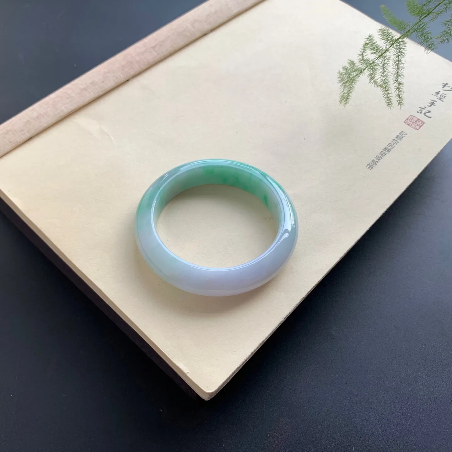 55.5圈口飘绿正圈手镯 尺寸：55.5-13-9.3，无纹裂，细腻光滑，色辣靓丽