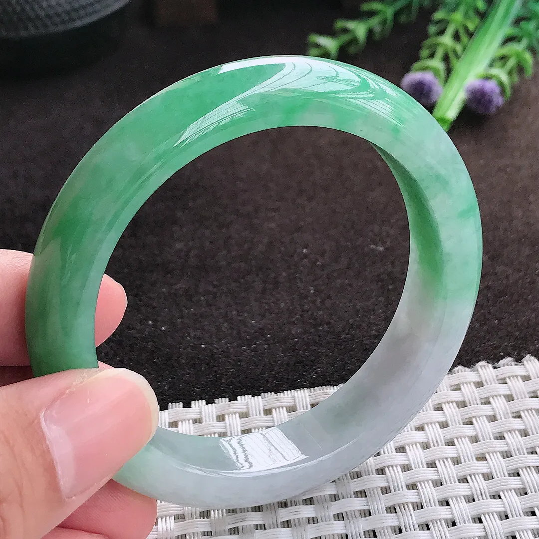 自然光54/12.4/8.7老坑精美冰润飘绿手镯宽边翡翠玉镯手环