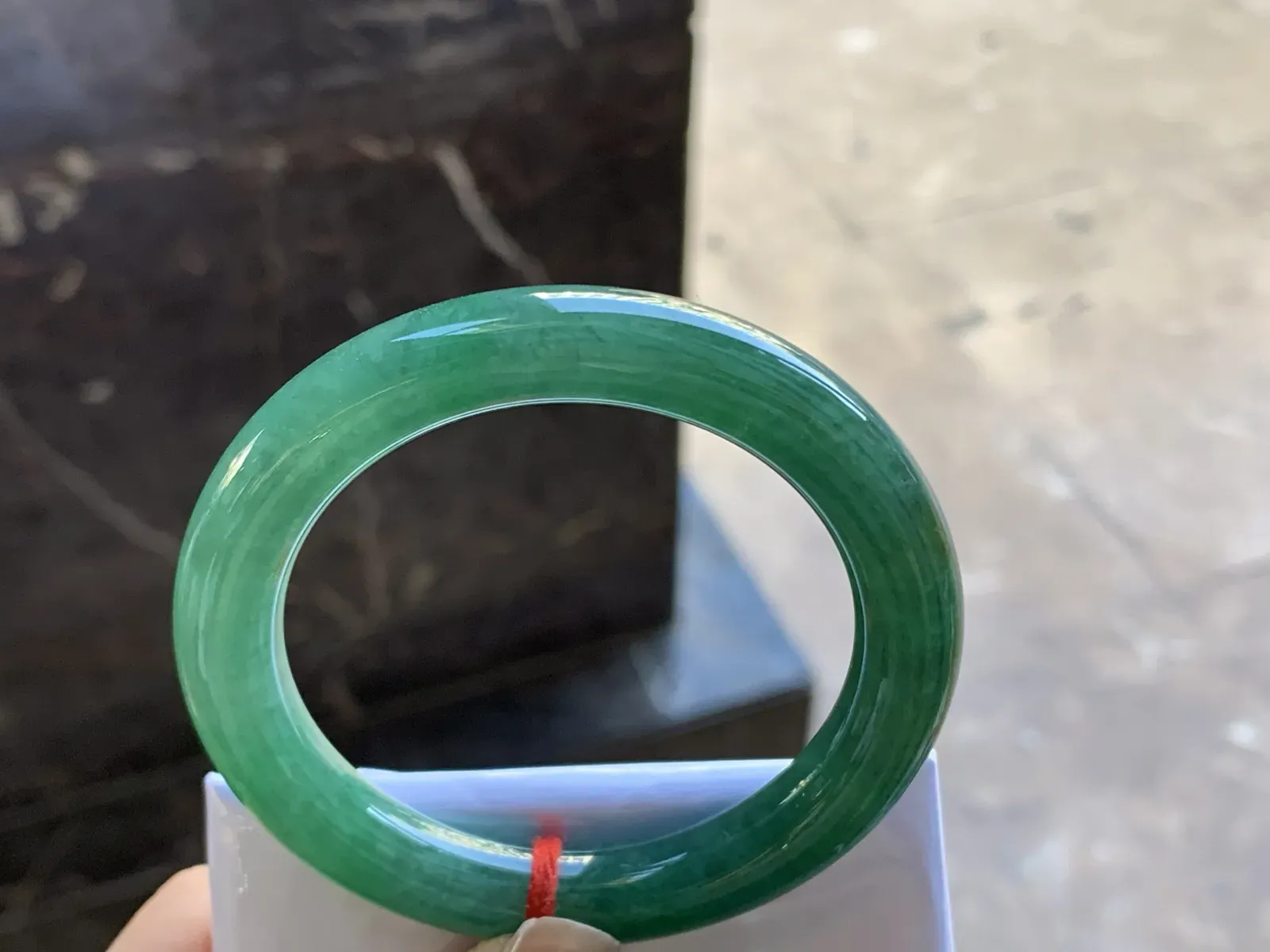 53-10

浓绿色圆条手镯^_^颜色鲜艳 玉质温润