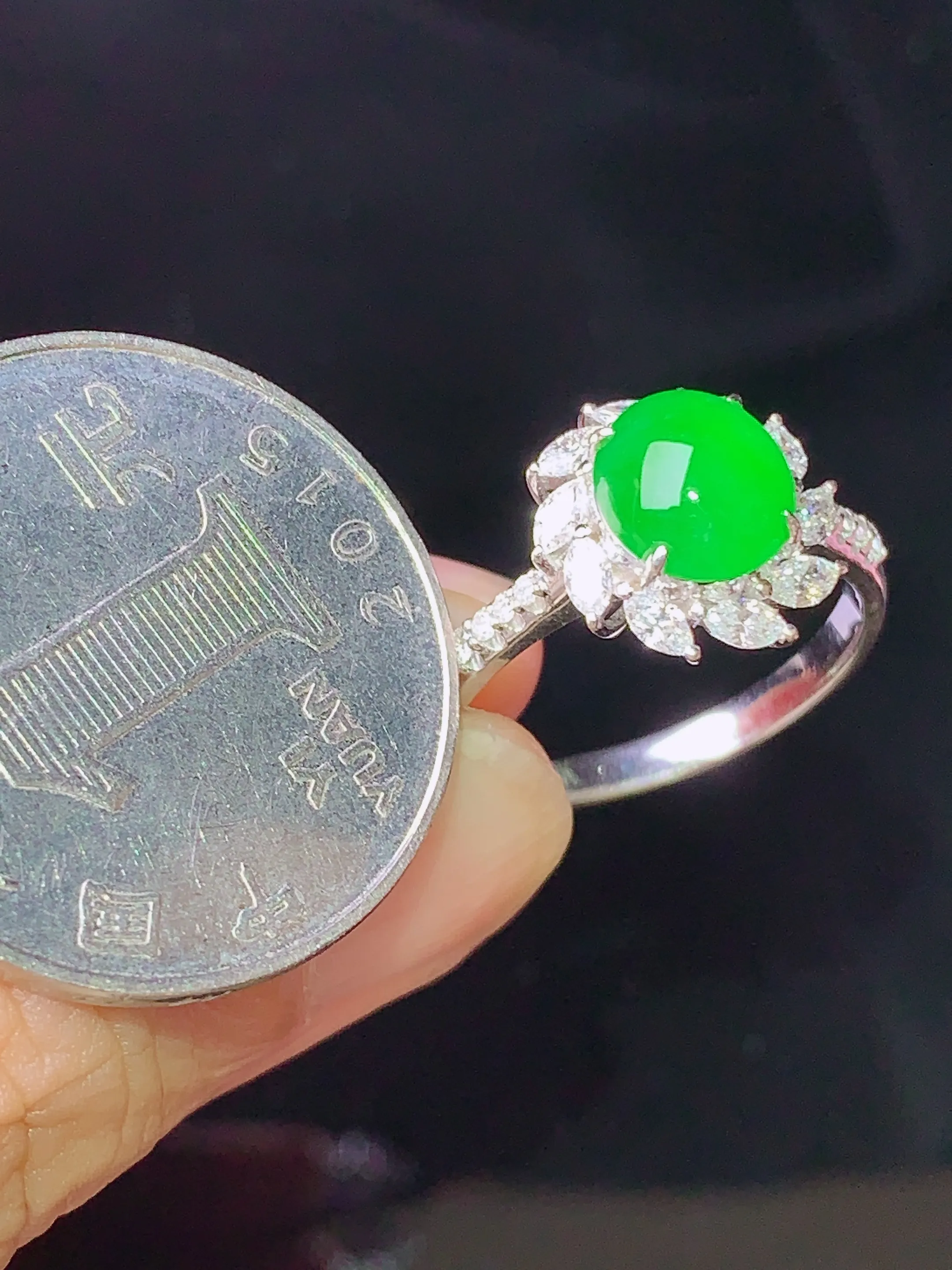 18k金钻镶嵌翠绿蛋面戒指 玉质细腻 水润亮眼 色泽艳丽 圈15.5 整体尺寸12*7.5