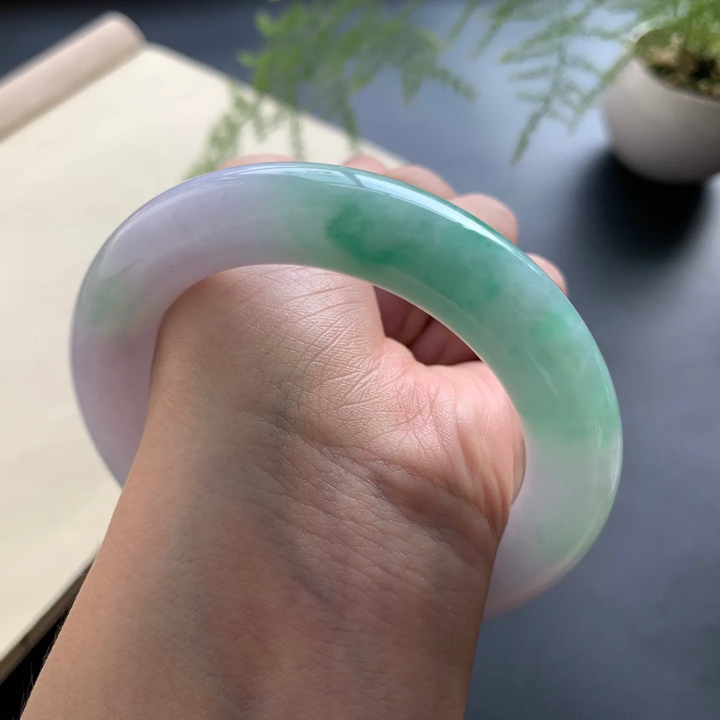 56圈口飘绿圆条手镯 尺寸：56-12-11.6，无纹裂，色泽靓丽，细腻光滑