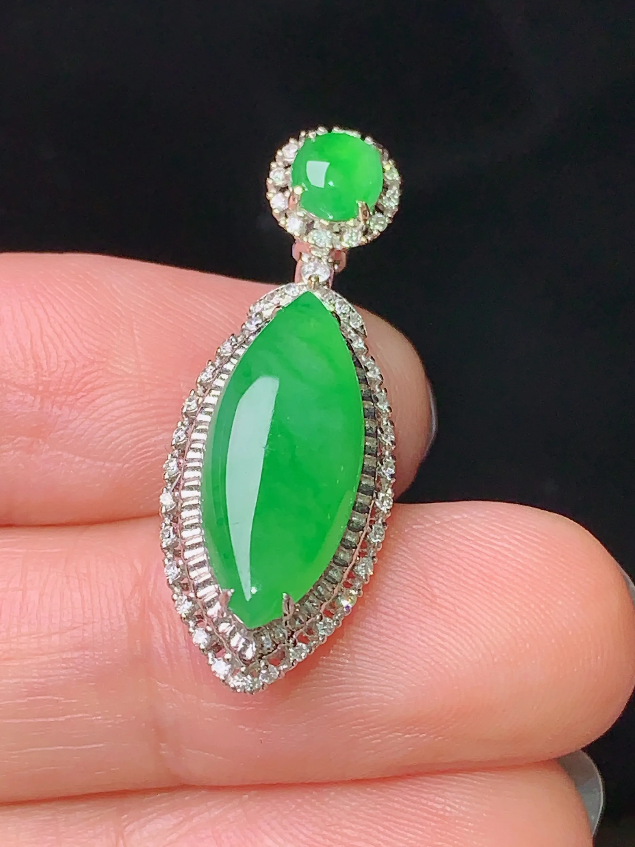 18k金钻镶嵌满绿马眼吊坠 玉质细腻 水润亮眼  整体尺寸31*11.2*7