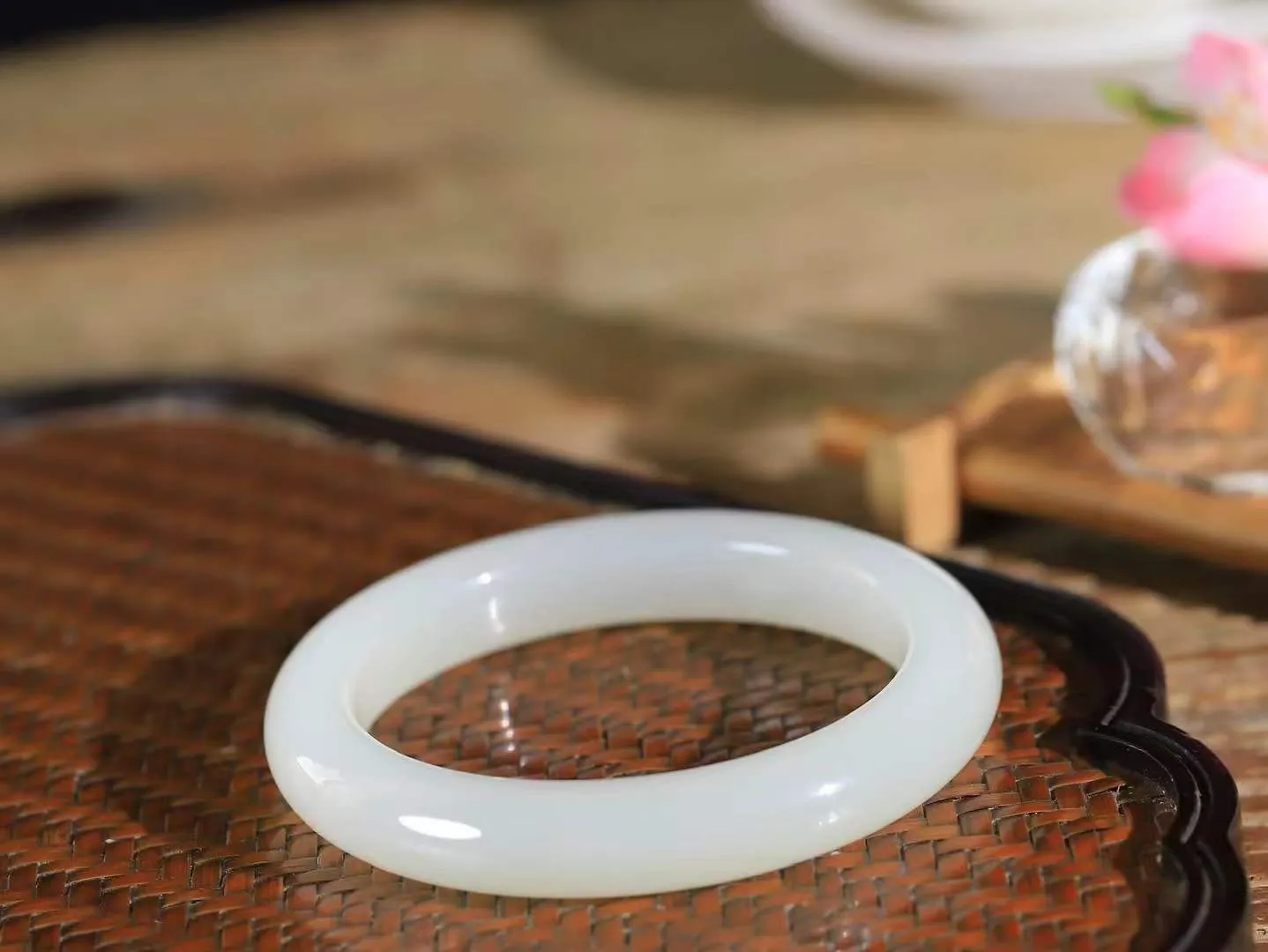 【花样年华·手镯】

精品和田玉白玉手镯，质地油润细腻，色泽高贵典雅，镯型古朴典雅。在诗情画意的雨巷相遇，你是我腕间的一抹风情，有你眸有深情，清风荡漾湖间静水，我愿俯身低眉，在烟波涟漪处，寻你深情倩影。
重52.8克  尺寸55.5-11-9.5mm   751062854A