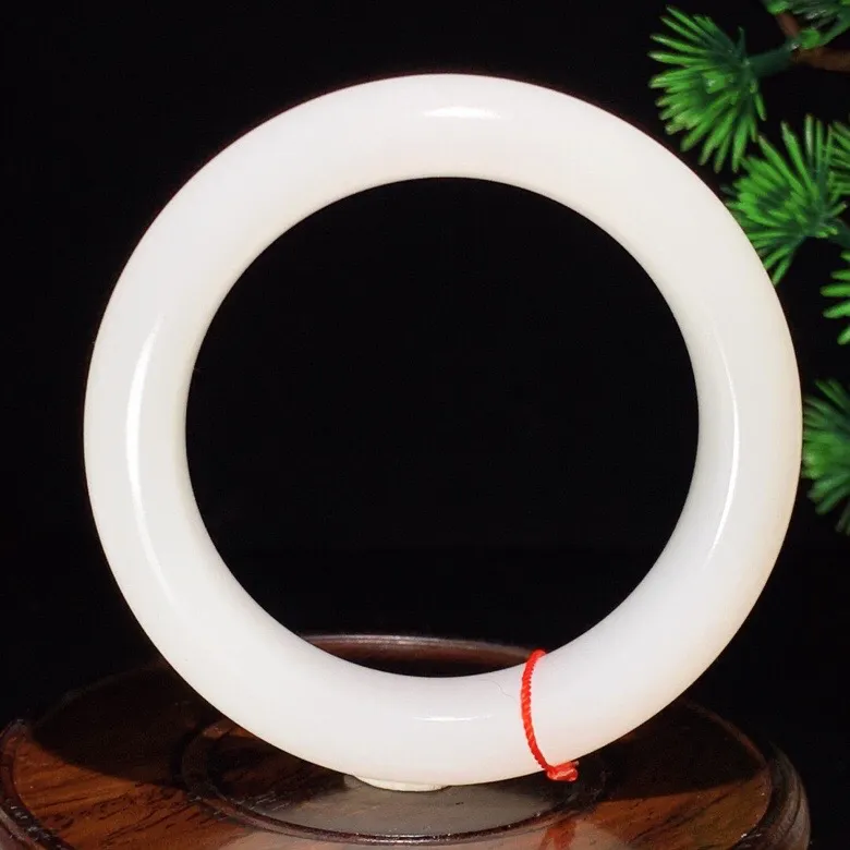 56圈口 新疆和田玉白玉羊脂白玉手镯   羊脂白玉宽版手镯。圈口56条宽17厚10玉质细腻油润 无裂无杂无结构。底色纯净 脂粉好。结构好。品质好！lt251027