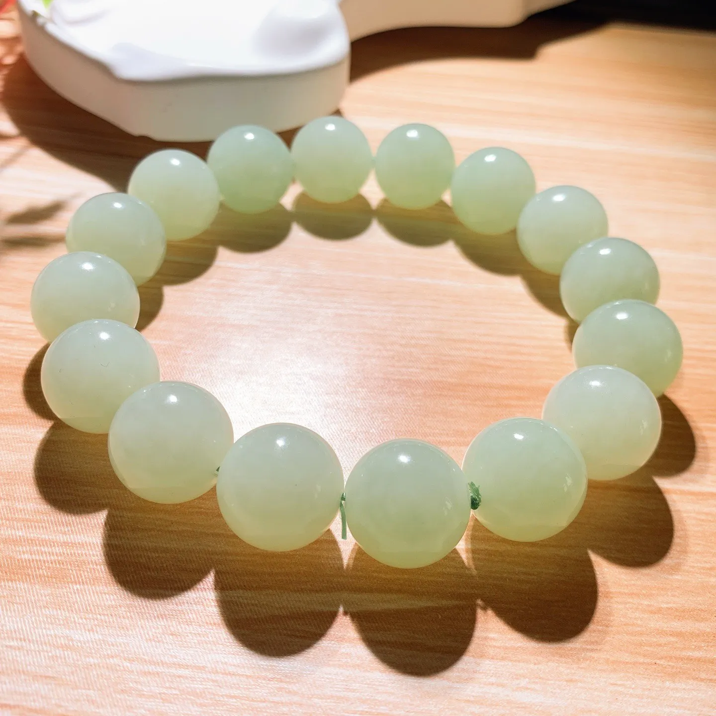 和田玉俄翠翠青圆珠手串。尺寸14重68克 玉质细腻油润 底色纯净 脂粉好，品质好！lt250807
