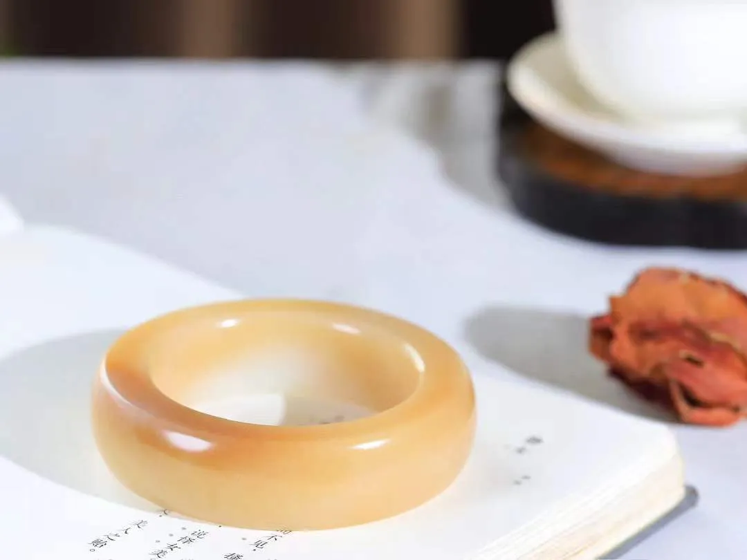 （一见倾心.手镯）

收藏级臻品️和田玉糖白玉手镯，玉质温润细腻 油性十足 手感舒适，高华雅逸，线条流畅，简约大气，美自天成，素雅高贵。佩戴于腕间，婉约之美，举手投足间透出那低调奢华。重151.2克  尺寸55-19.8-13.3mm161032830T