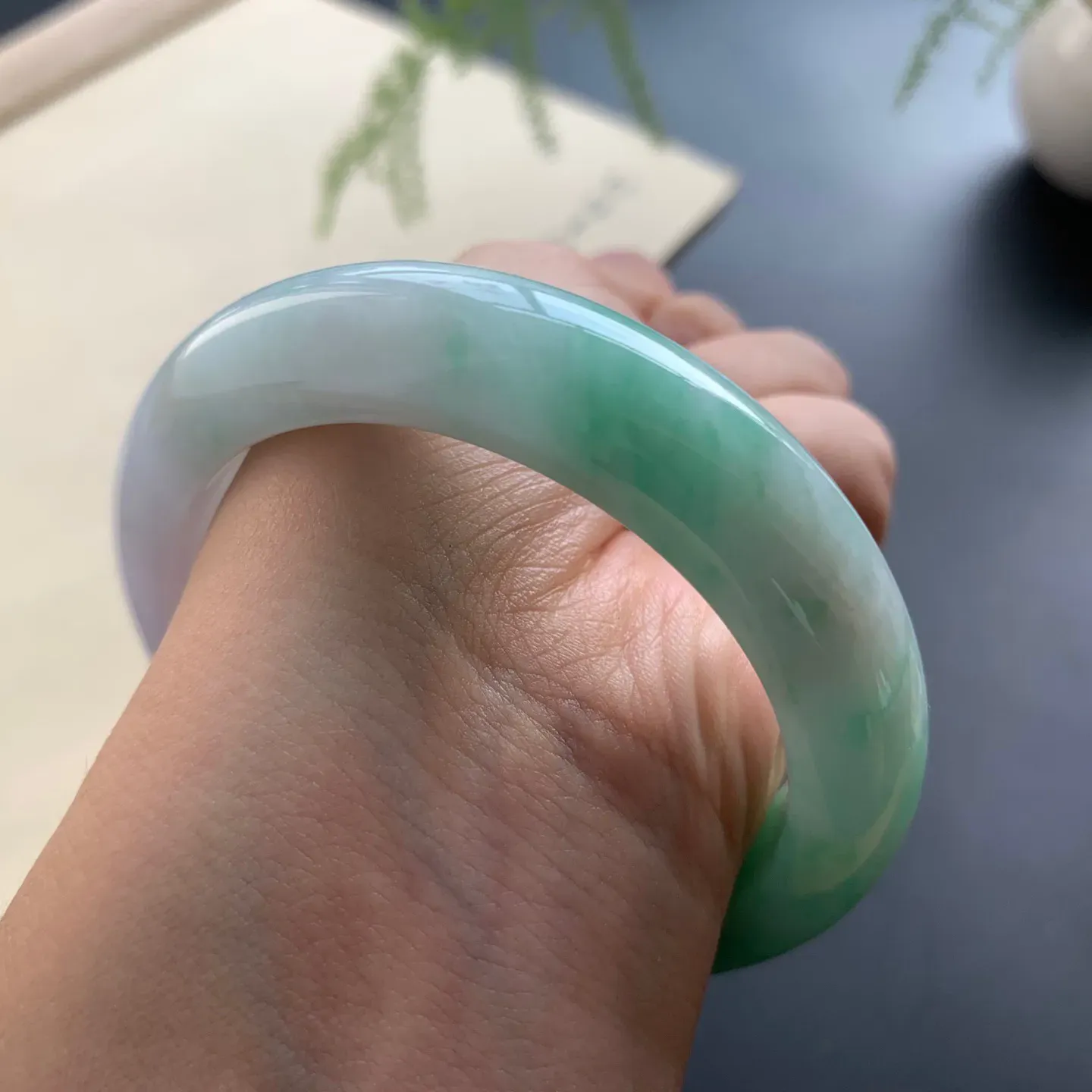 55.5圈口飘绿正圈手镯 尺寸：55.5-13-9.3，无纹裂，细腻光滑，色辣靓丽