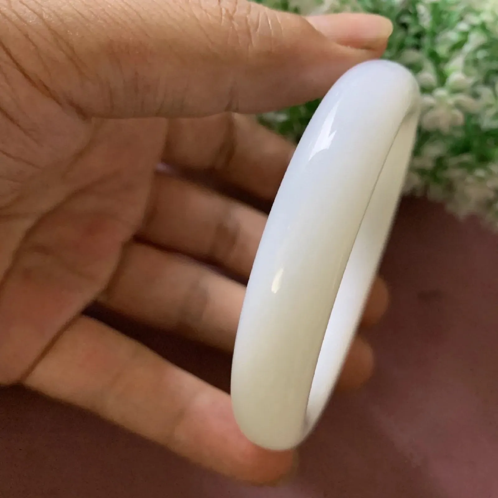 和田玉57.5圈口羊脂白手镯，玉质特细腻油润，高脂粉，高品质，萦绕腕间时，古韵不失时尚，素雅不失品味，细腻光滑的触感，使人沉醉，气质高雅