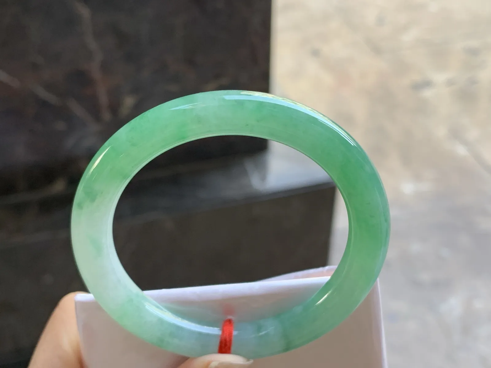 51.5-8.8

阳绿色圆条手镯^_^色阳 玉质温润