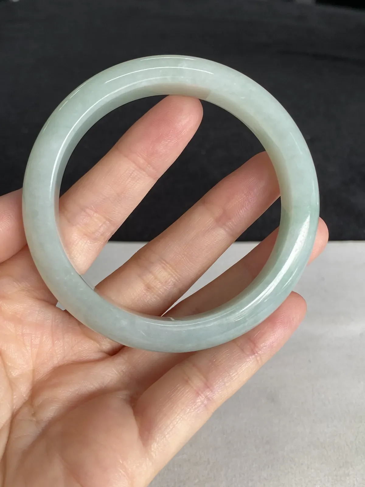 正圈54.9圈口，翡翠糯化种淡绿色手镯