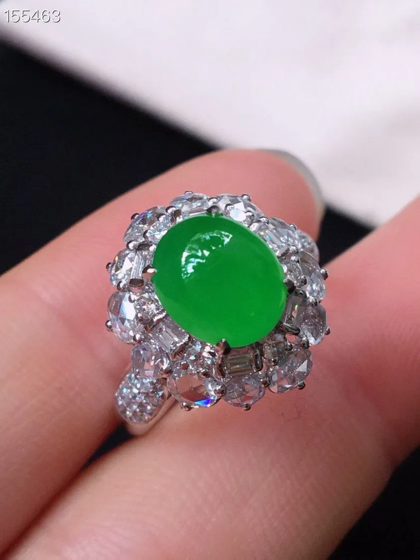 冰种阳绿蛋面戒指、真金真钻镶嵌，种水好，玉质细腻 .裸石尺寸 9.2*7.5