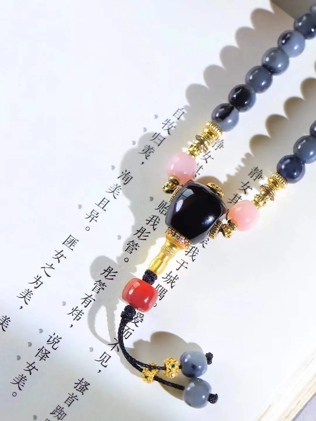 【籽.链.108】

新疆和田青花籽料老型珠108挂链 玉质温润细腻 油性十足 佩戴舒适。珠珠落玉盘，间关莺语花底滑，一生美好时光，无论身在何处，都有它相伴相守。事事顺遂，幸福美满，吉祥如意。重64.2克 尺寸取一6-7mm FDT-781002893