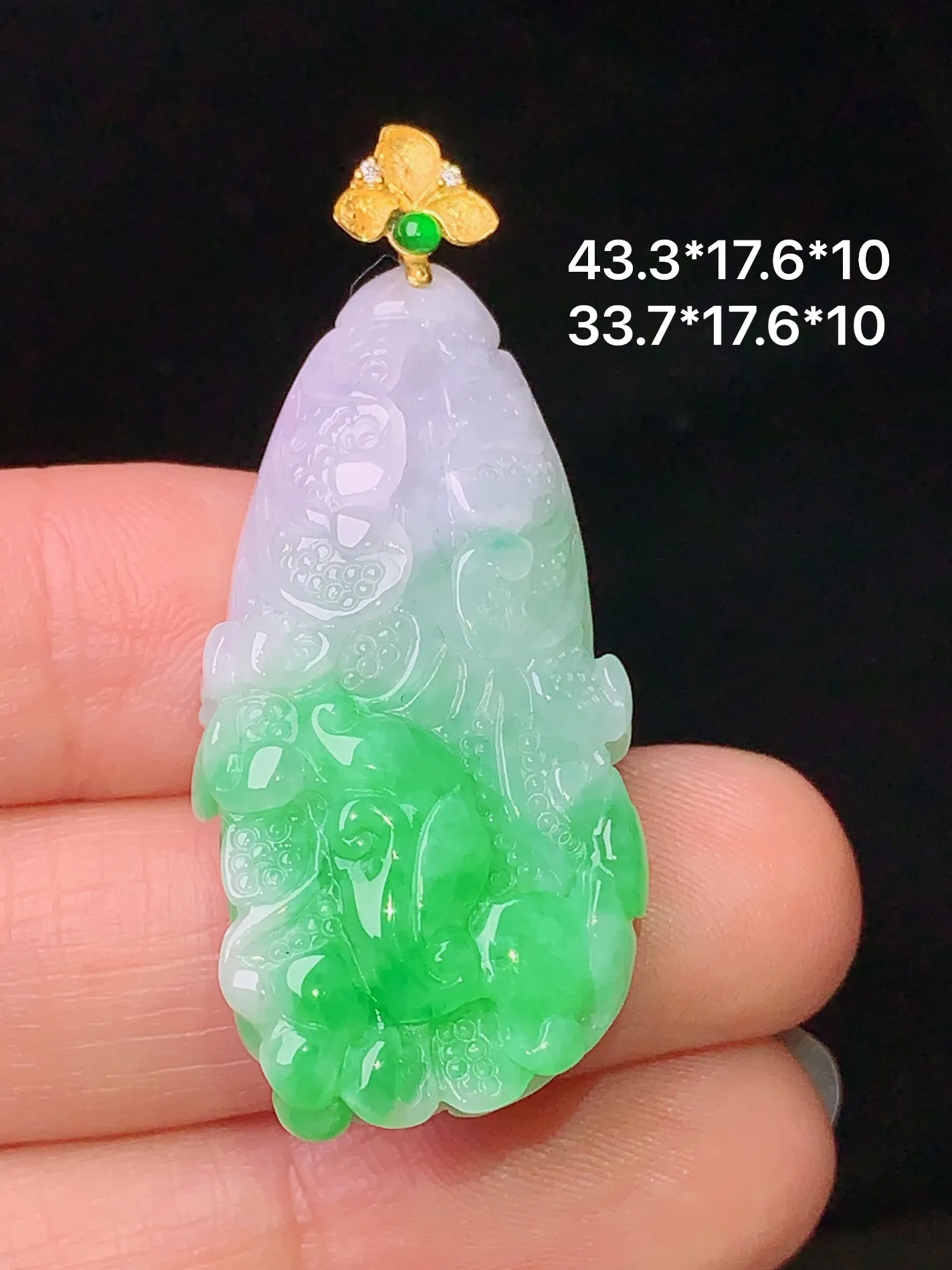 18k金镶嵌飘绿白菜吊坠 玉质细腻 水润亮眼  整体尺寸43.3*17.6*10