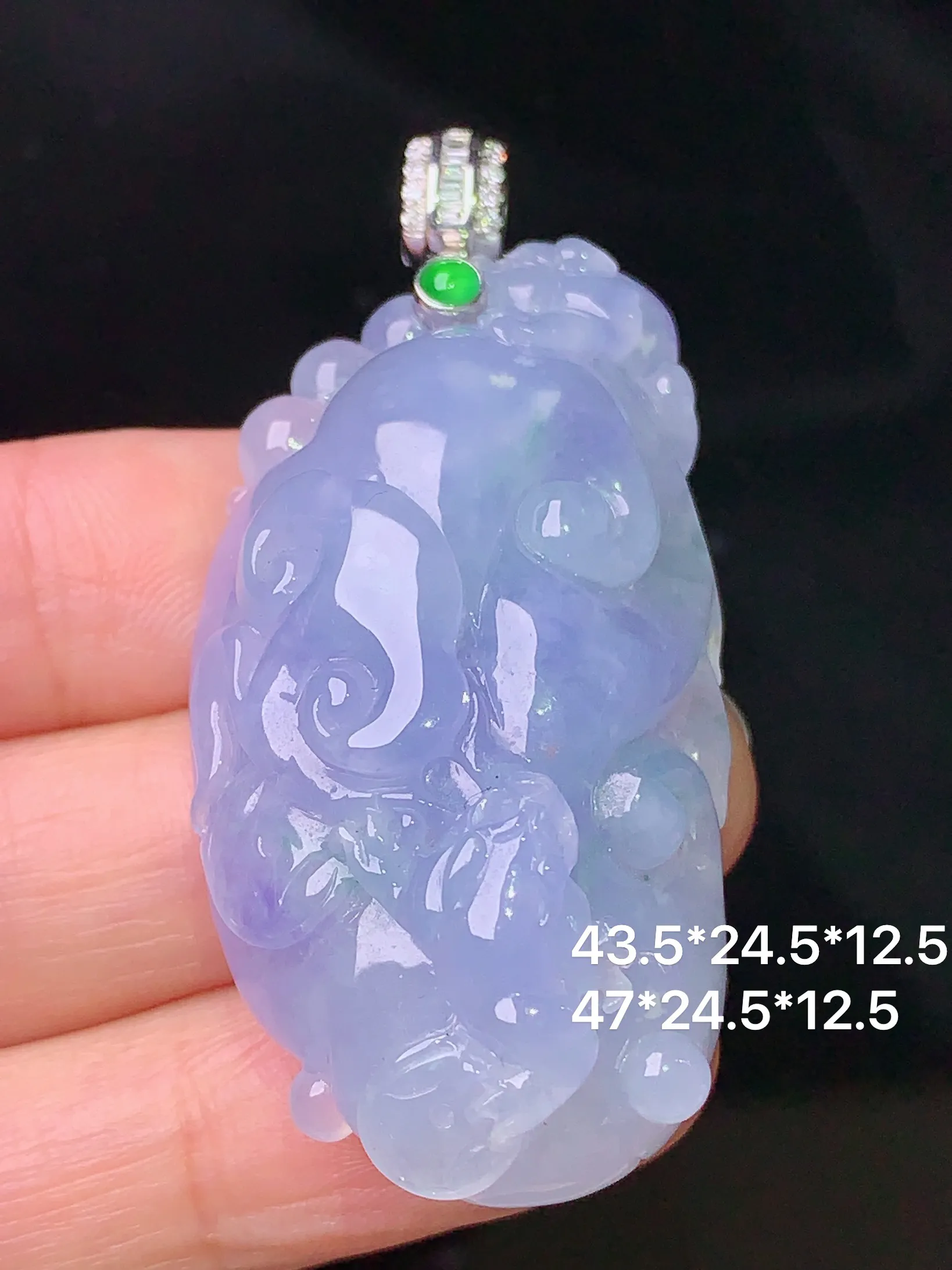 18k金钻镶嵌紫罗兰如意吊坠 玉质细腻 水润亮眼  整体尺寸43.5*24.5*12.5