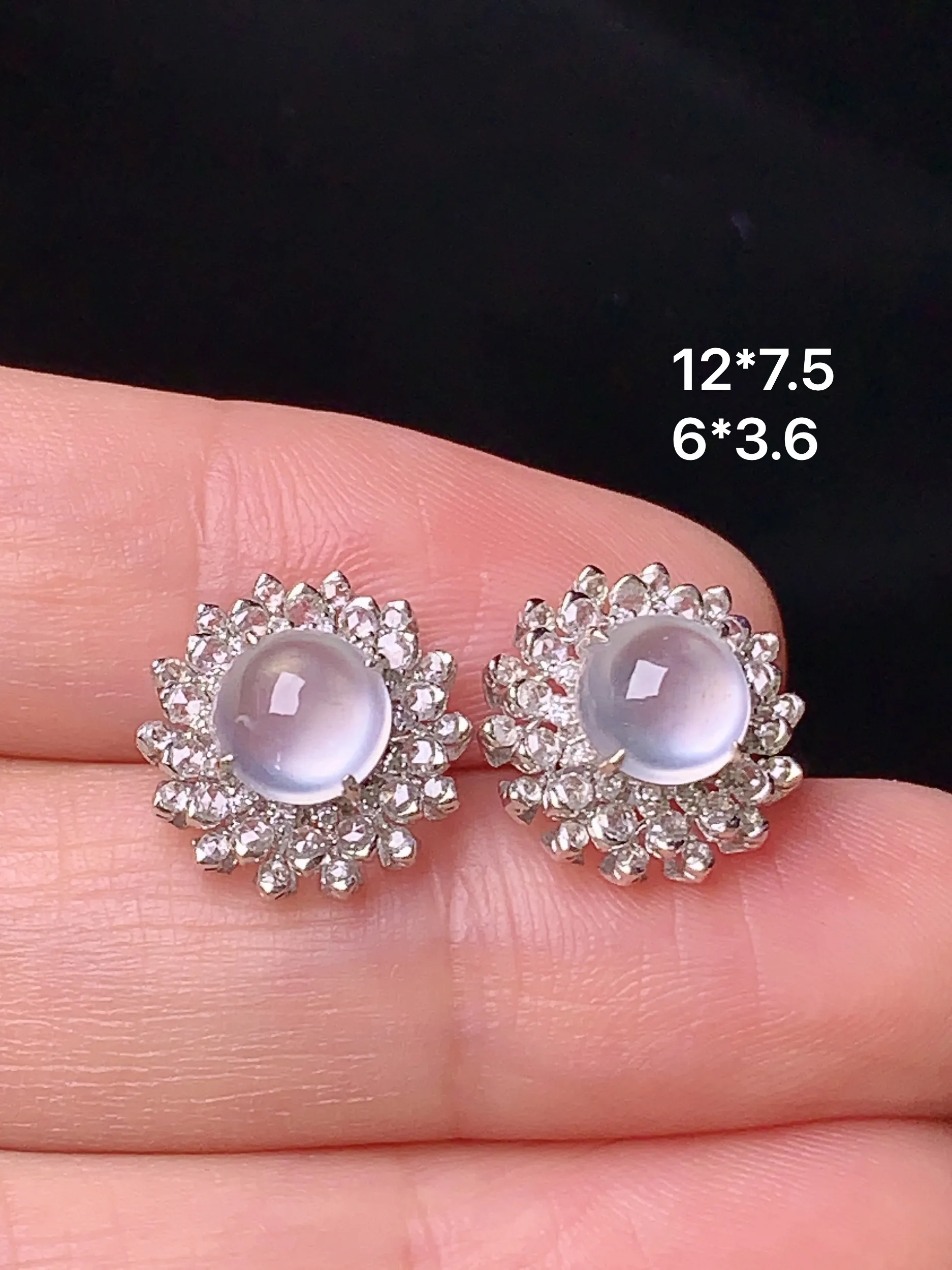 18k金钻镶嵌冰种蛋面耳钉 玉质细腻 水润亮眼  整体尺寸12*7.5