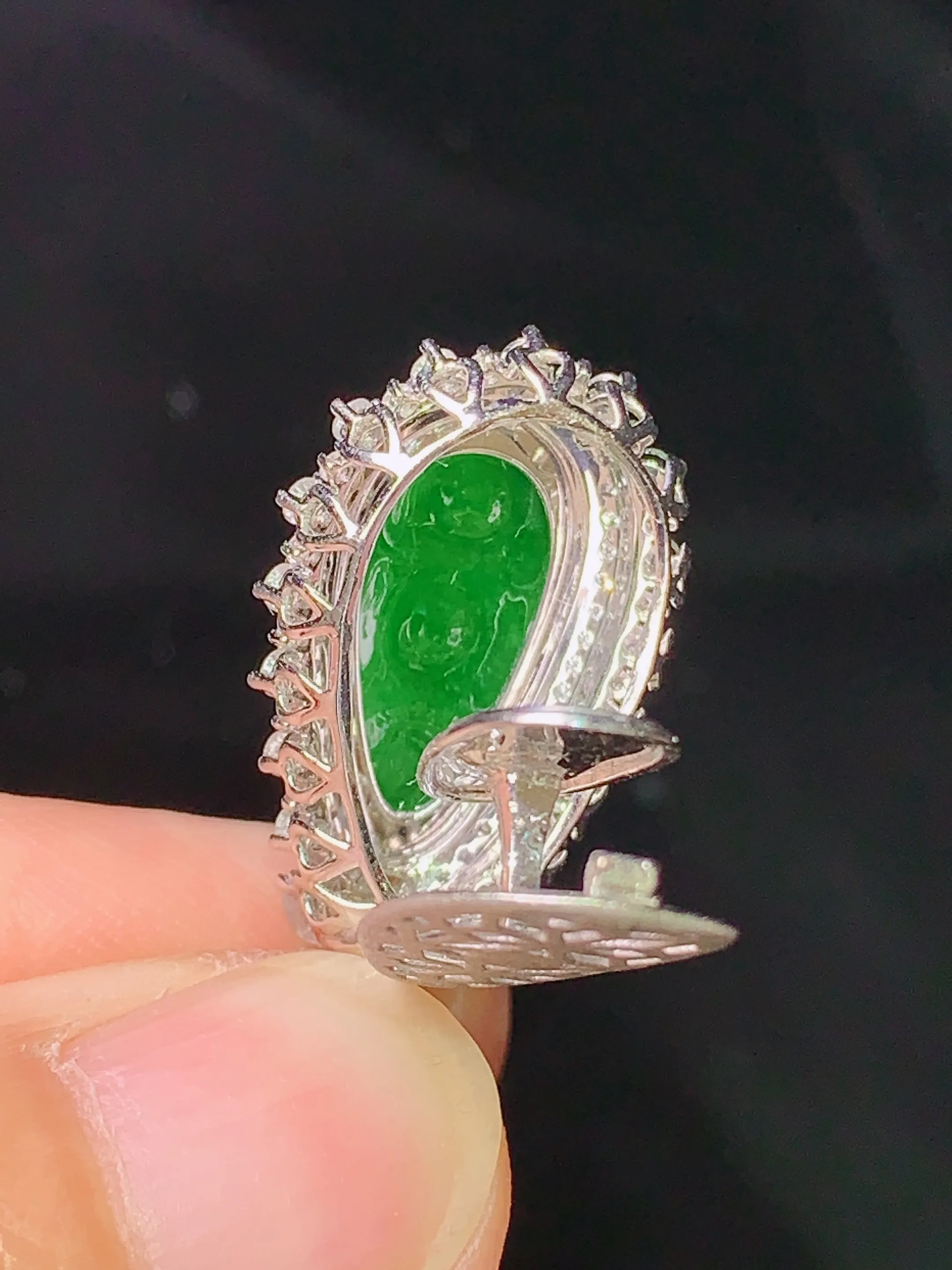 18k金钻镶嵌满绿四季豆吊坠 玉质细腻 水润亮眼  整体尺寸28.8*14*9.5