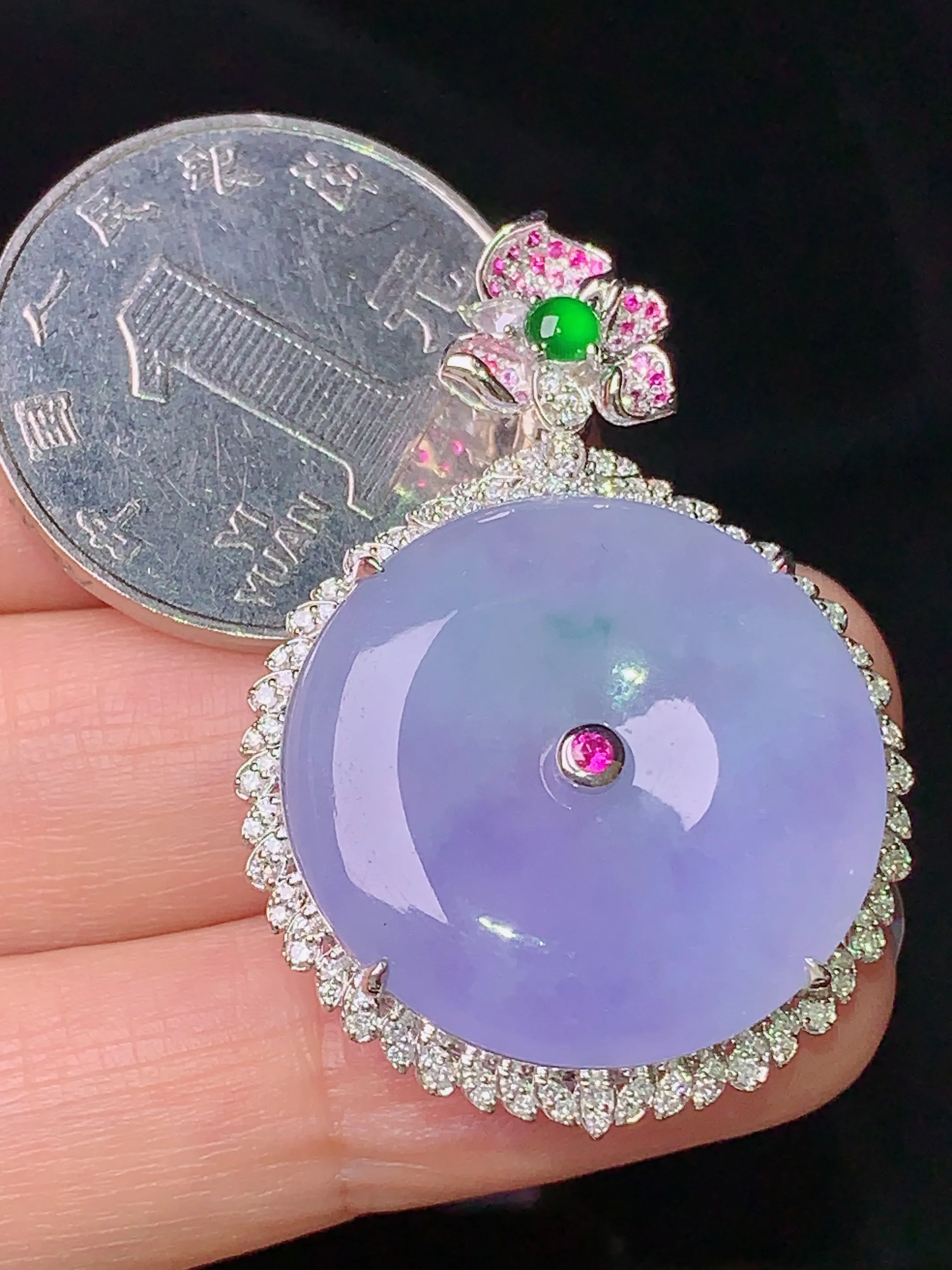 18k金钻镶嵌紫罗兰平安扣吊坠 玉质细腻 水润亮眼  整体尺寸39.2*27.5*7.2