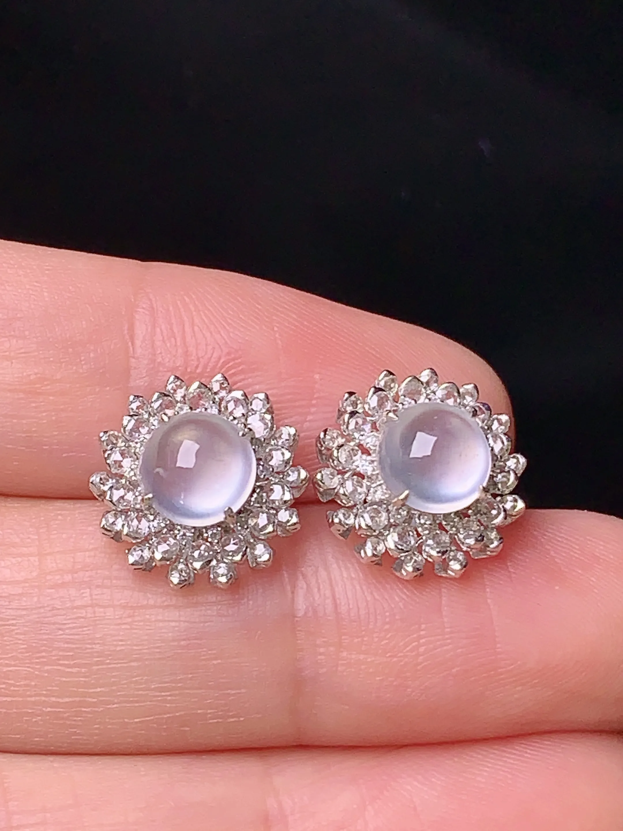 18k金钻镶嵌冰种蛋面耳钉 玉质细腻 水润亮眼  整体尺寸12*7.5