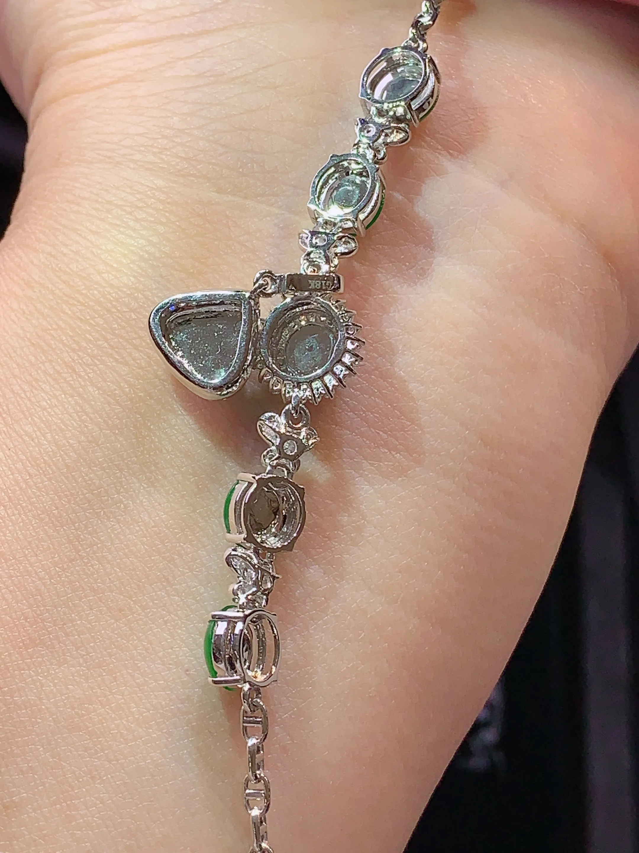 18k金钻镶嵌满绿蛋面吊坠两用款 玉质细腻 水润亮眼 色泽艳丽 整体尺寸55.8*9*5.7