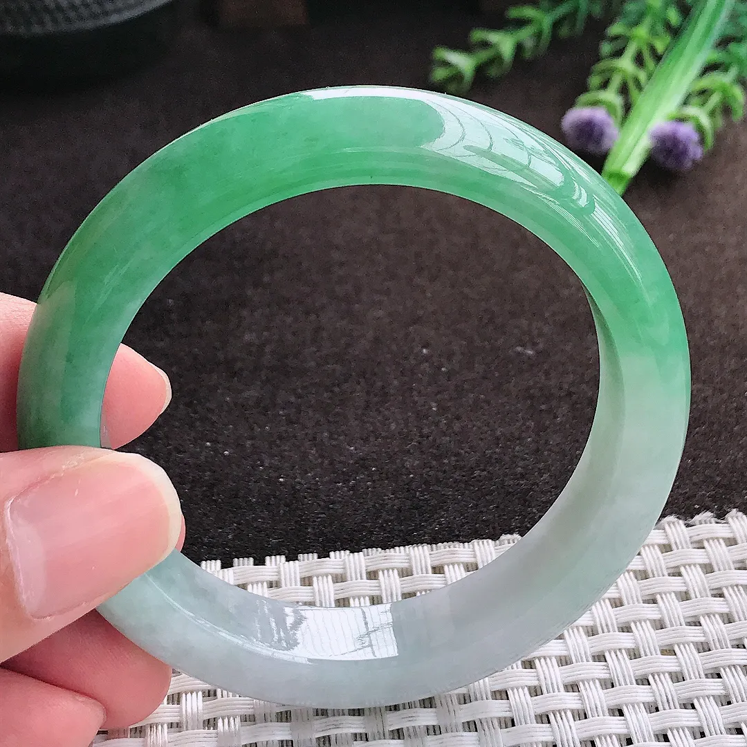 自然光54/12.4/8.7老坑精美冰润飘绿手镯宽边翡翠玉镯手环