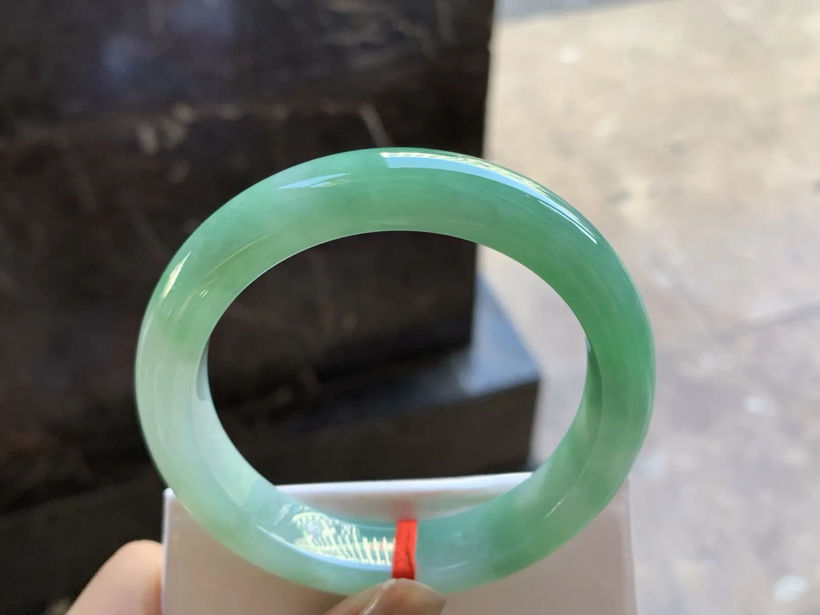 56.5-12.5-8.8

阳绿色手镯^_^玉质温润 色阳细腻