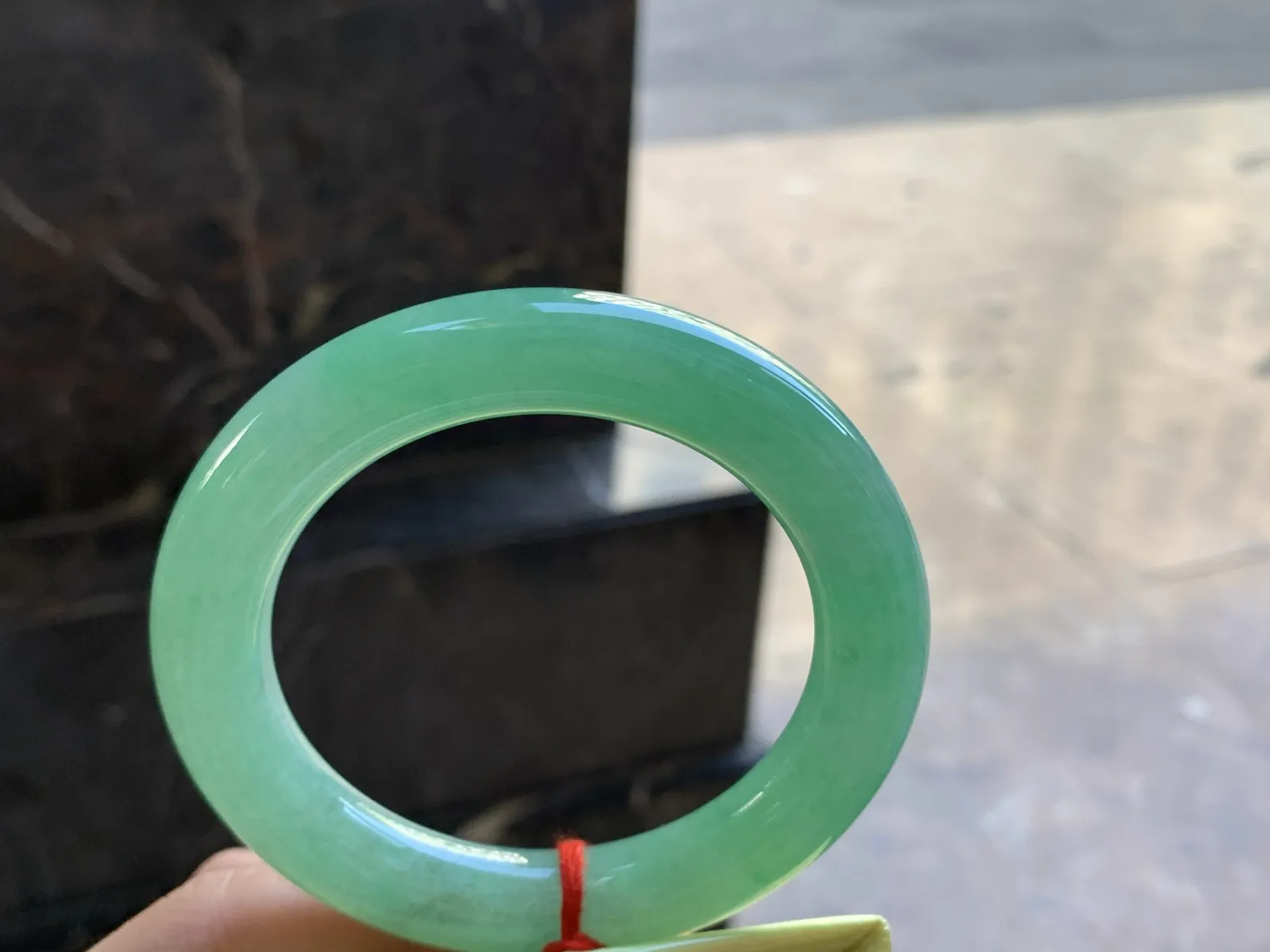 55.5-11.8

阳绿色圆条手镯^_^色阳 玉质温润