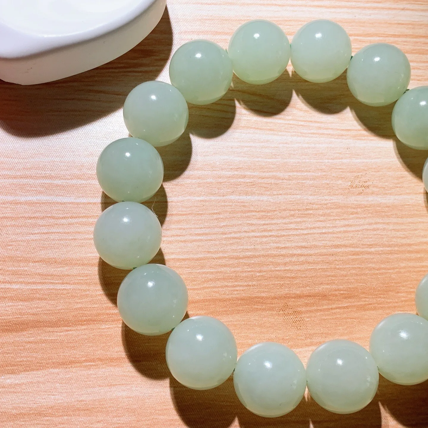 和田玉俄翠翠青圆珠手串。尺寸14重68克 玉质细腻油润 底色纯净 脂粉好，品质好！lt250807