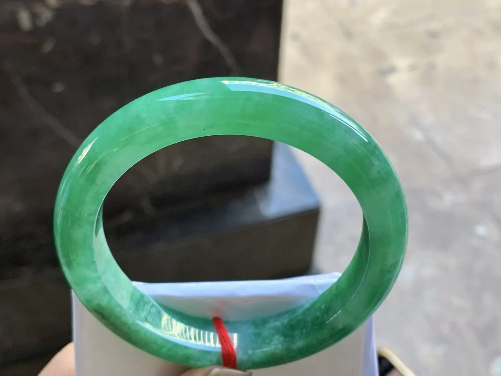 59.5-11.5-9.3

浓绿色手镯^_^鲜艳 玉质温润