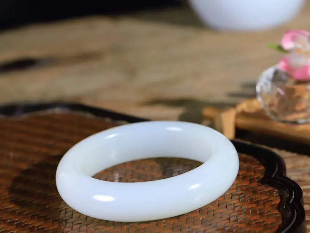 （柔情似水.手镯）

收藏级和田玉白玉手镯，玉质温润细腻，镯型饱满圆润，优雅知性，姽婳于幽静兮，又婆娑乎人间，经典款型，古朴典雅。极具灵性，腕间风情，风姿卓越。 重98.8克    内径59mm 尺寸16.8-10.8mm   781042841T